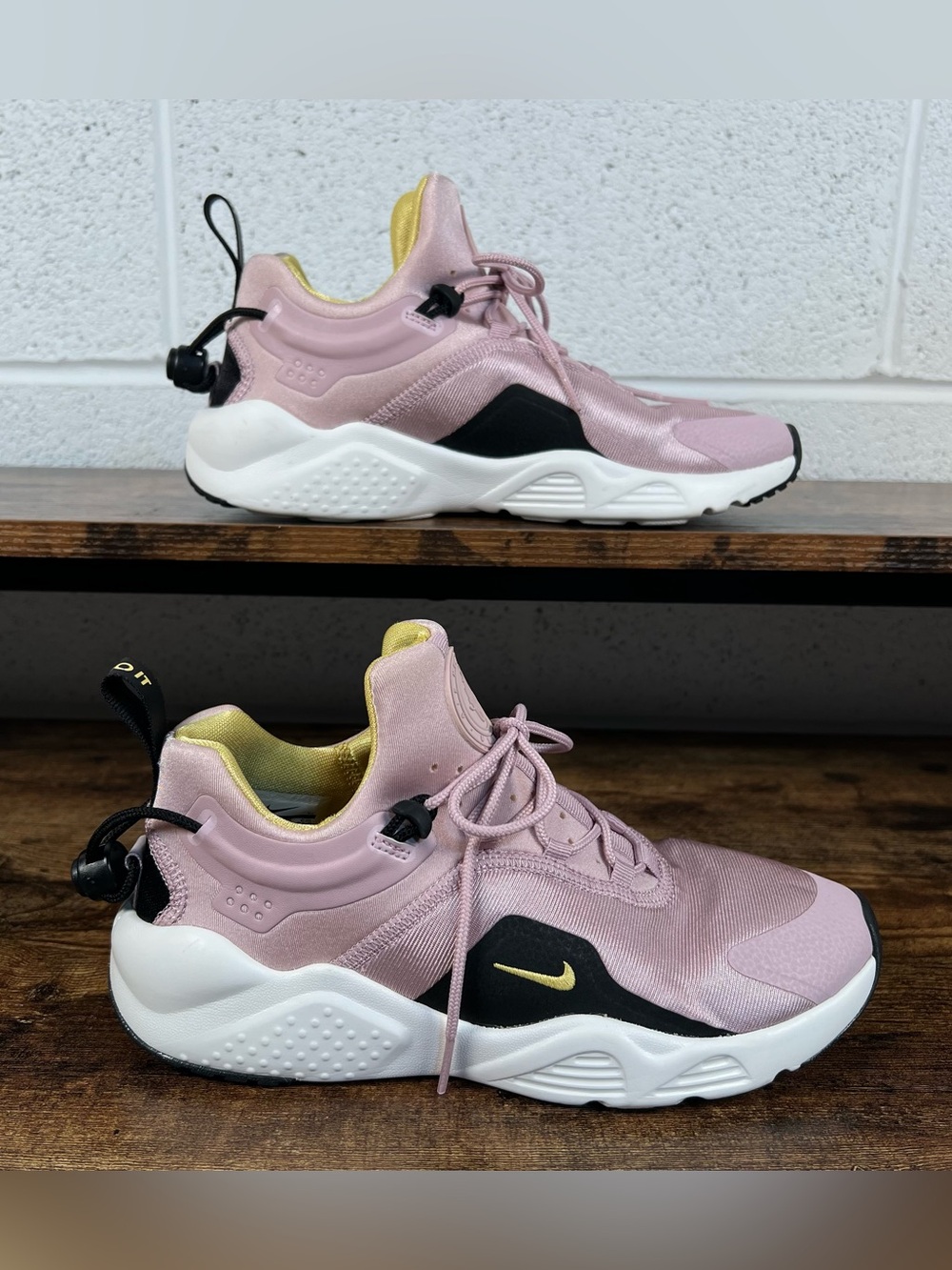Nike Air Huarache City Move Sneakers Adjustable Cord Lock Lacing Plum Womens 7.5